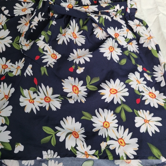 High waisted belted shorts - Picture 3 of 3